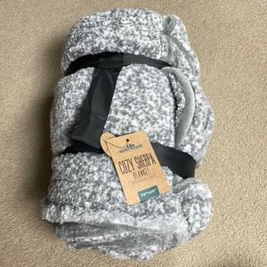 Brand New with tag Northeast cozy sherpa blanket